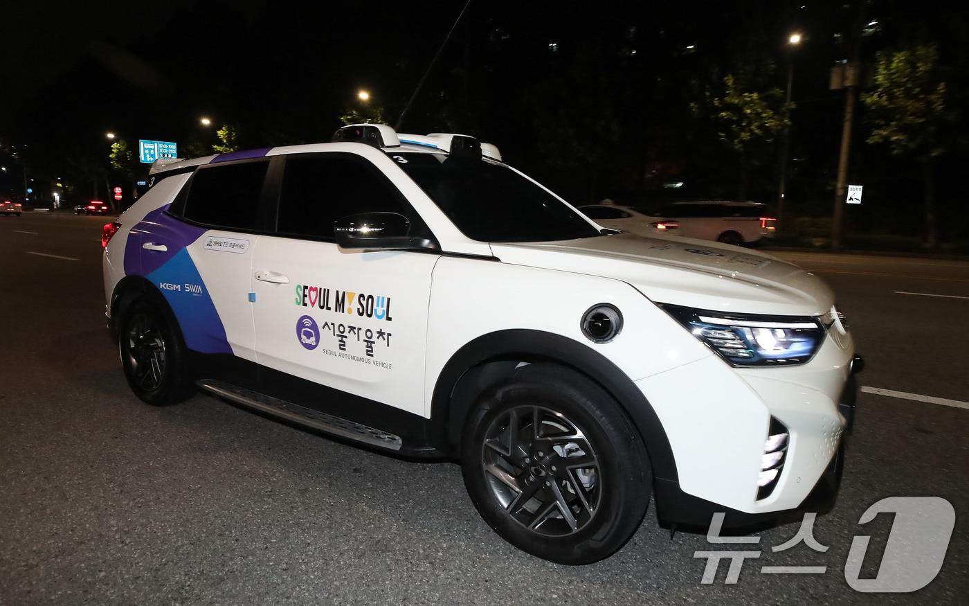 본문 이미지 - 서울 강남구 학여울역 인근 도로에서 강남 심야 자율주행택시가 시험운행을 하고 있다. (자료사진) ⓒ 뉴스1 박세연 기자