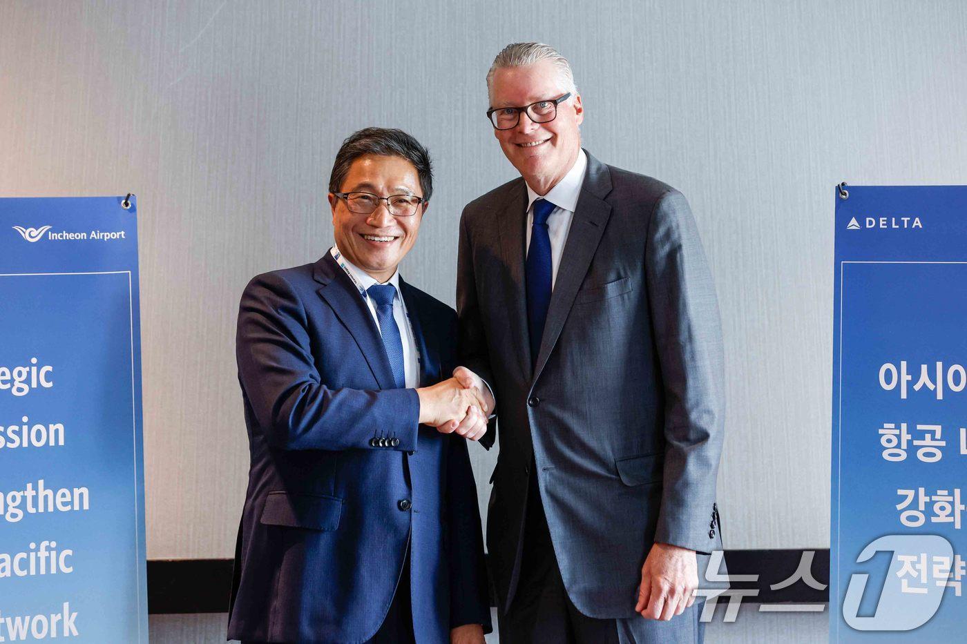 이학재 인천국제공항공사 사장(왼쪽)과 에드 바스티안 델타항공 회장이 현지시각 25일 미국 애틀랜타 로우스 호텔에서 열린 '아시아 태평양 항공 네트워크 강화를 위한 전략적 논의'에 참석해 악수하고 있다. 2024.9.26/뉴스1 ⓒ News1 공항사진기자단