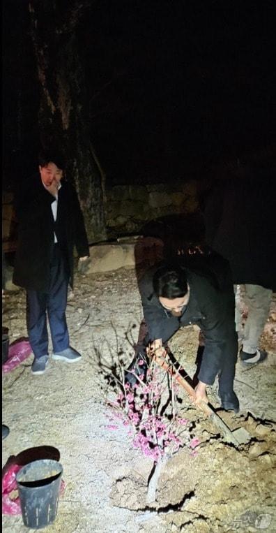 본문 이미지 -  지난 3월 1일 새벽 4시 무렵 경남 하동 칠불사에서 홍매화를 심기 위해 삽질하고 있는 천하람 의원을 지켜보고 있는 이준석 의원. (SNS 갈무리) ⓒ 뉴스1