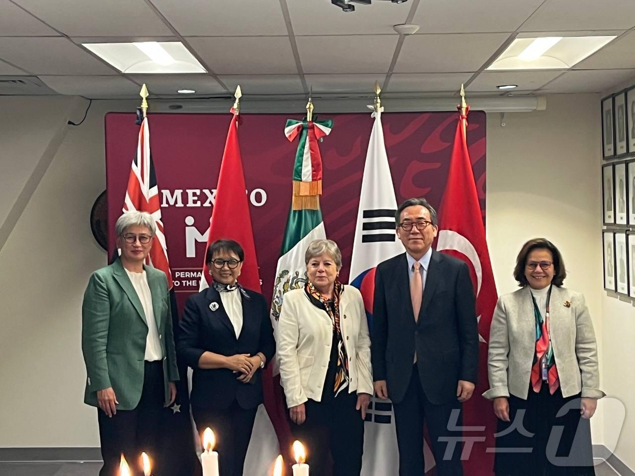 본문 이미지 - 조태열 장관은 24일(현지시간) 제79차 유엔총회 고위급회기 참석차 방문한 뉴욕에서 알리시아 바르세나 이바라 멕시코 외교장관, 레트노 마르수디 인도네시아 외교장관, 페니 웡 호주 외교장관, 베리스 에킨시 튀르키예 외교부 차관과 믹타 외교장관 회의를 개최 했다. (외교부 제공)