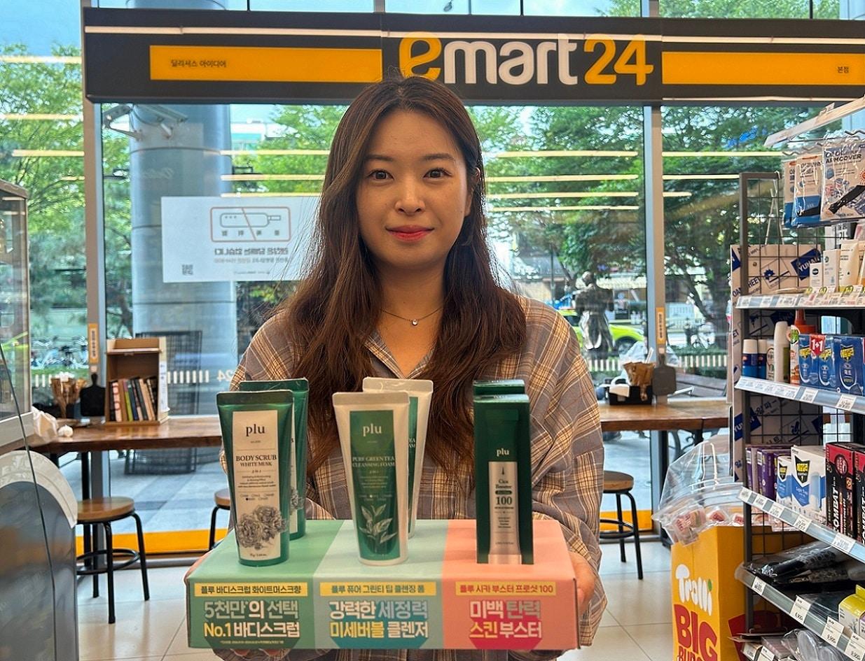 본문 이미지 - '플루' 화장품 3종.(이마트24 제공). 