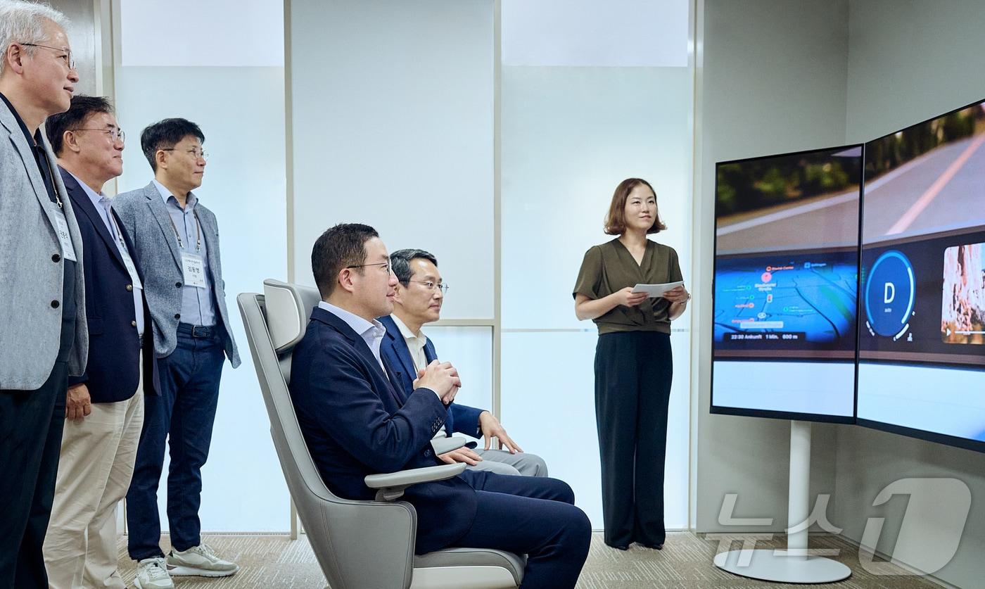 본문 이미지 - 구광모 LG그룹 회장을 비롯한 LG최고경영진이 지난 25일 경기도 이천 LG인화원에서 열린 사장단 워크숍에서 미래 모빌리티 AI 경험 공간을 체험하고 있다. (LG제공) 2024.9.26/뉴스1 ⓒ News1 김재현 기자