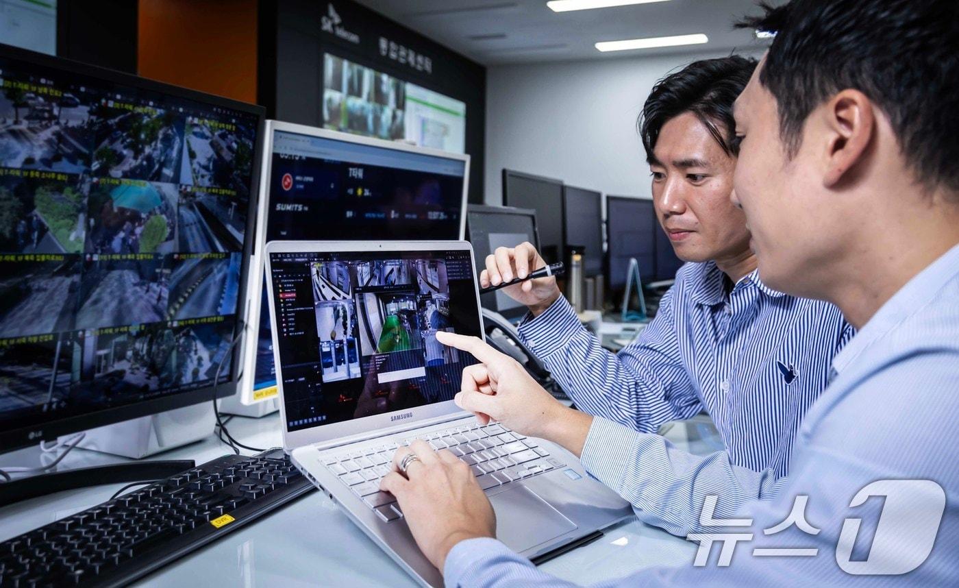 SK텔레콤은 첨단 AI 기술로 산업 현장의 사고를 예방하고, 안전한 작업 환경을 조성해주는 ‘AI 산업안전 패키지’를 출시했다고 26일 밝혔다. ‘AI 산업안전 패키지’는 SKT의 AI 기술을 적용해 AI 영상 관제, 작업자 안전 관리, AR· VR안전 교육, 환경·설비 모니터링 등 다양한 솔루션을 제공한다. SKT 구성원들이 AI CCTV 화면을 분석하며 ‘AI 산업안전 패키지’를 테스트하고 있다. (SKT 제공) 2024.9.26/뉴스1