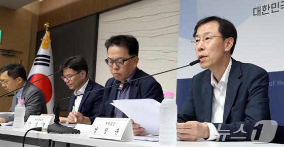 본문 이미지 - 정정훈 기획재정부 세재실장(오른쪽)이 지난 25일 세종시 정부세종청사에서 세수 재추계 결과 및 재정 대응방향 등을 설명하고 있다.2024.9.26/뉴스1 ⓒ News1 김기남 기자