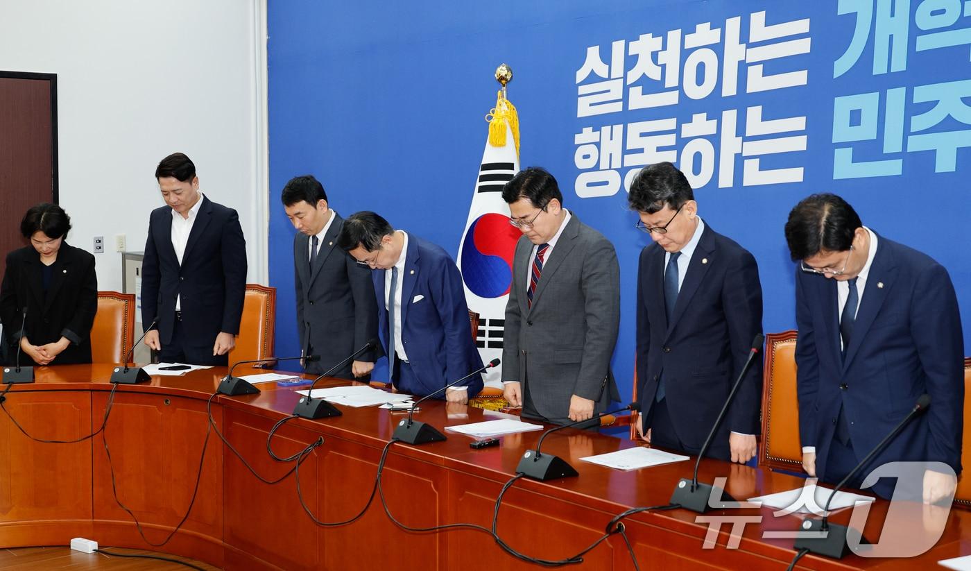 본문 이미지 - 박찬대 더불어민주당 원내대표와 진성준 정책위의장, 박성준 원내수석부대표를 비롯한 의원들이 故 채해병의 만기전역일인 26일 오전 서울 여의도 국회에서 정책조정회의에 앞서 고인을 추모하며 묵념하고 있다. 2024.9.26/뉴스1 ⓒ News1 안은나 기자