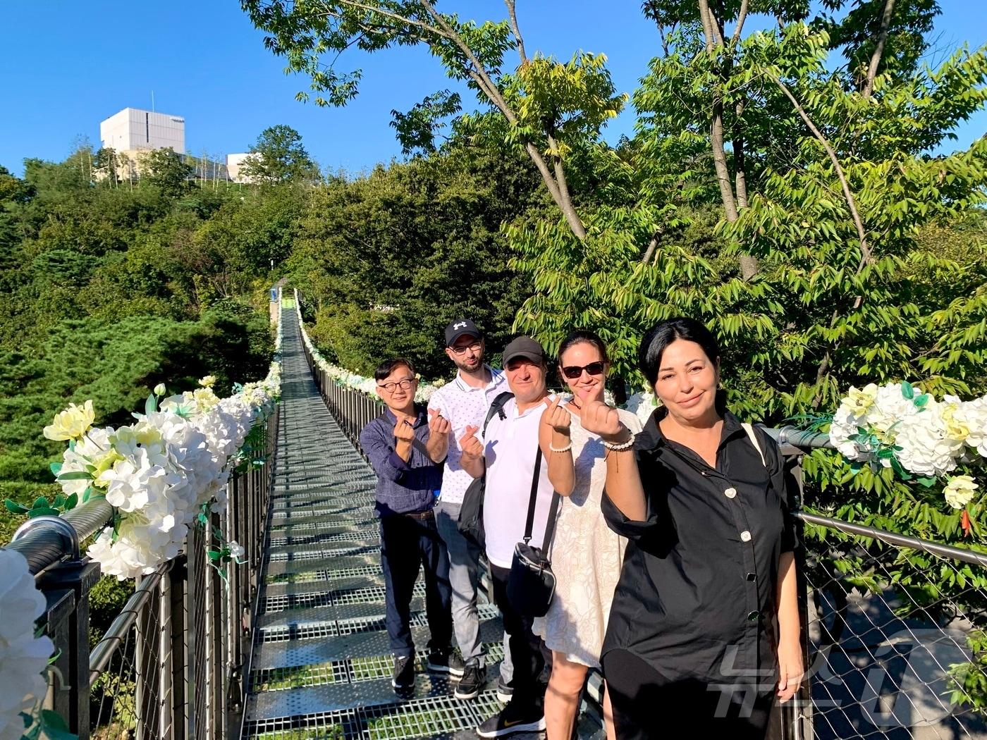 본문 이미지 - 불가리아 기자협회 관계자들이 애기봉생태평화공원을 방문한 후 기념사진을 촬영하고 있다. / 뉴스1