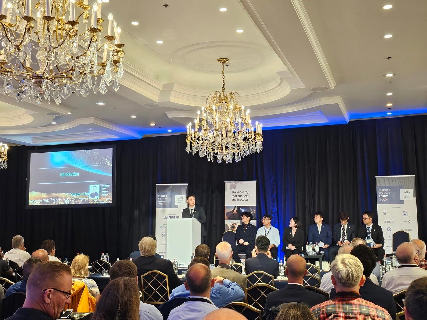 본문 이미지 - KAI가 포럼에서 KF-21 전자식 기술교범에 대한 소개를 하고 있다(KAI 제공)