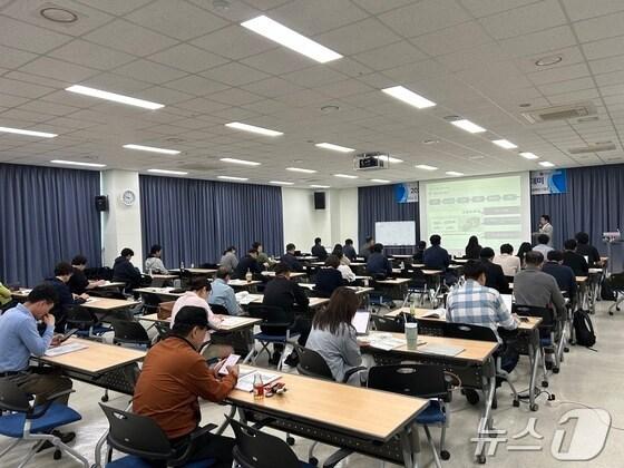 본문 이미지 -  26일 충북 충주시가 중소기업 수출 경쟁력 강화를 위해 통상아카데미를 연다고 밝혔다. 사진은 1회 통상아카데미.(자료사진)/뉴스1