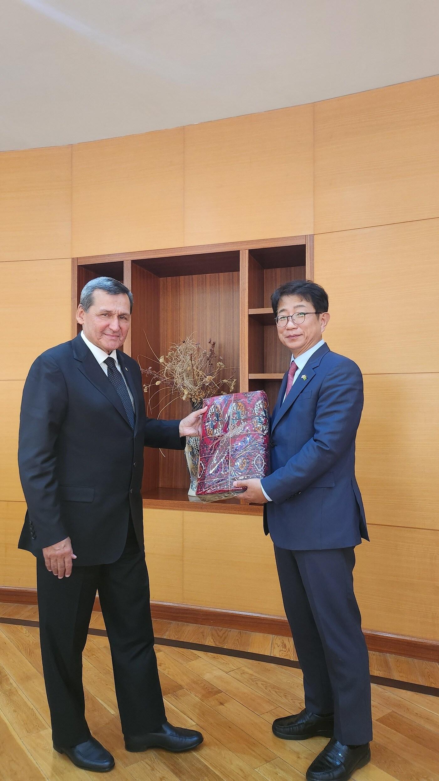 본문 이미지 - 지난 23일 박상우 국토교통부 장관이 라시드 메레도프(Rashid Meredov) 대외관계 부총리 겸 외교부 장관과 기념사진을 촬영하고 있다.(국토교통부 제공)