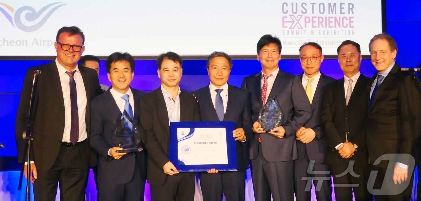 이학재 인천국제공항공사 사장이 25일(현지시각) 미국 애틀란타에서 열린 '제6회 고객경험 글로벌 서밋(Customer Experience Global Summit)'에서 5단계 인증패 수상 후 ACI 관계자 들과 사진을 촬영하고 있다. 왼쪽부터 루디 다니엘로(Rudi Daniello) 아마데우스(Amadeus)사 공항·항공사 운영부문 부사장, 권혁진 서울지방항공청장, 장기호 인천국제공항공사 노동조합위원장, 이학재 인천국제공항공사 사장, 장성환 인천국제공항공사 비상임이사 의장, 김종민 인천공항출입국외국인청장, 노성재 대한항공 인천여객서비스지점장, 저스틴 엘바치(Justin Erbacci) 국제공항협의회 세계본부(ACI World) 사무총장 (인천공항공사 제공) 2024.9.26/뉴스1