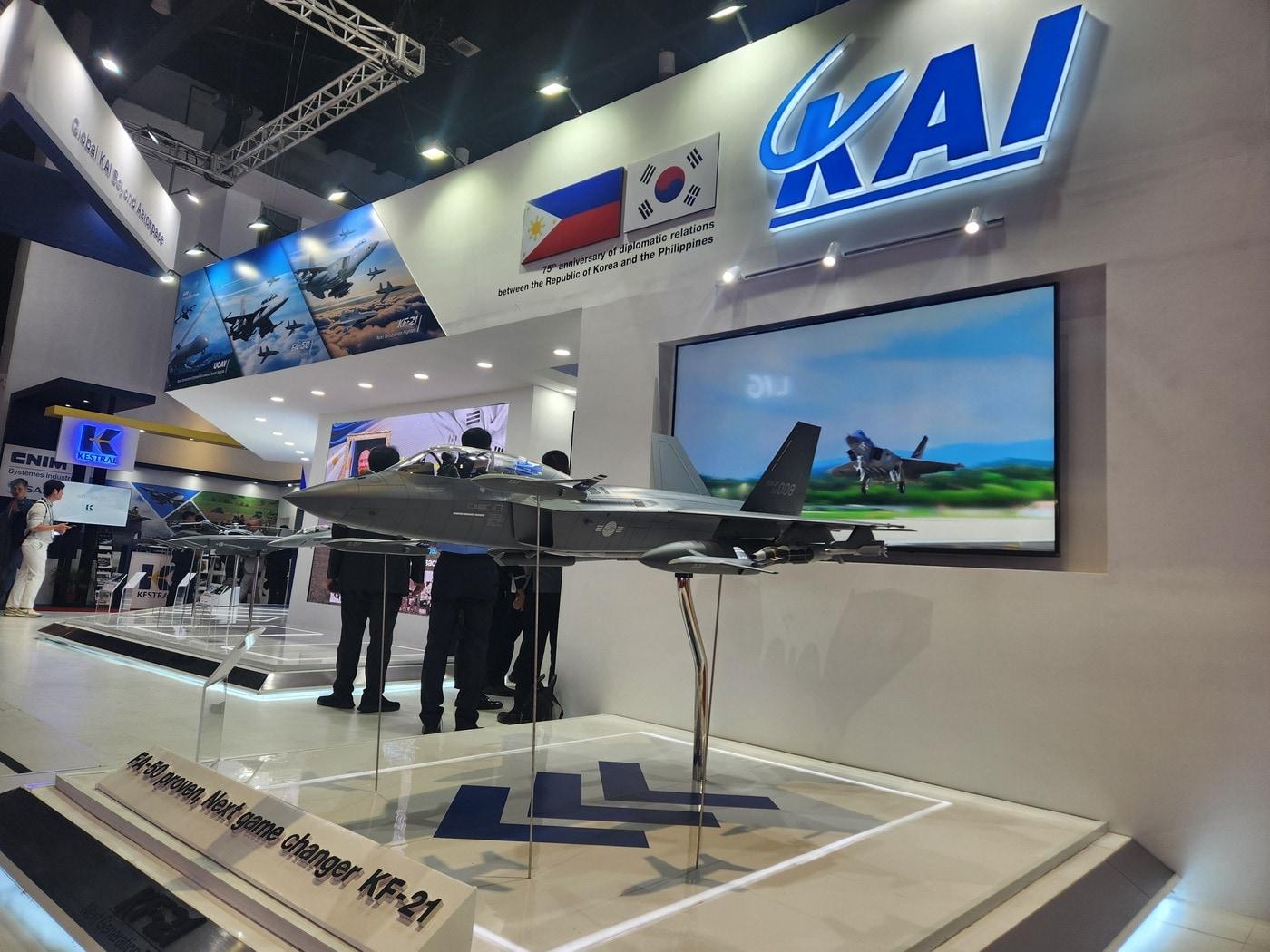 본문 이미지 - 필리핀 마닐라에서 개최된 국제방산전시회 'ADAS 2024'에 설치된 한국항공우주산업(KAI) 부스.(국방부 공동취재단)