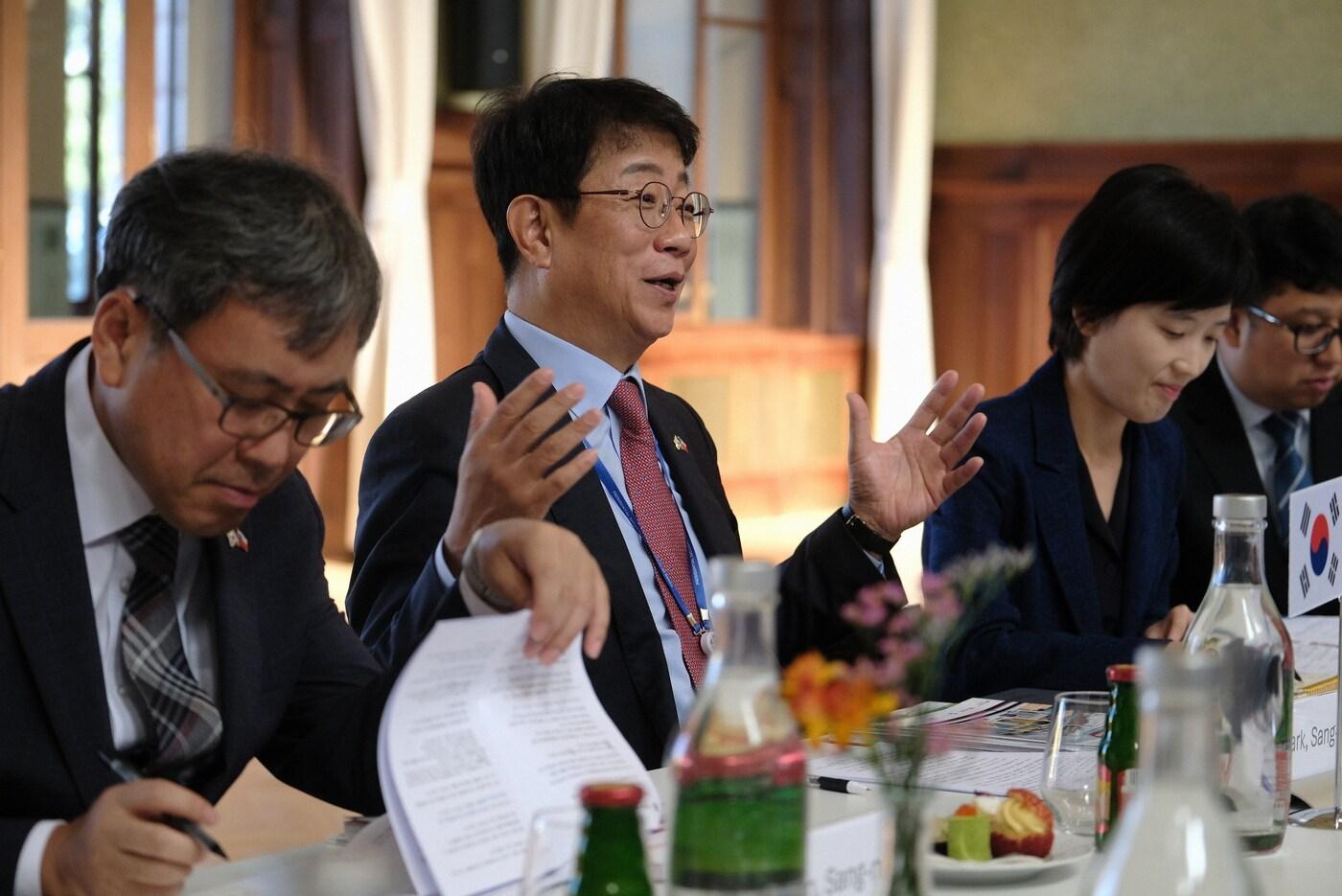 본문 이미지 - 지난 20일 박상우 국토교통부 장관(왼쪽)이 마틴 쿱카 체코 교통부 장관과 면담을 하고 있다.(국토교통부 제공)