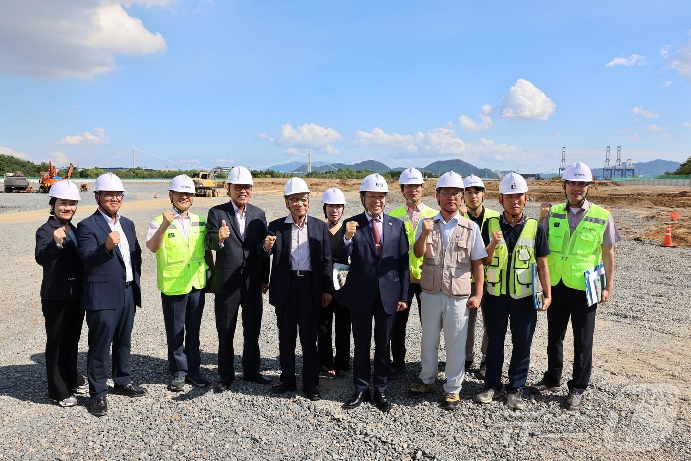 지난 25일 공사 박성현 사장(오른쪽서 여섯째)이  폴드콘(FOLDCON, 접철식 해상용 수송컨테이너) 생산·공급기지 현장을 방문해 기념 사진을 촬영하고 있다(2024.9.26/) 