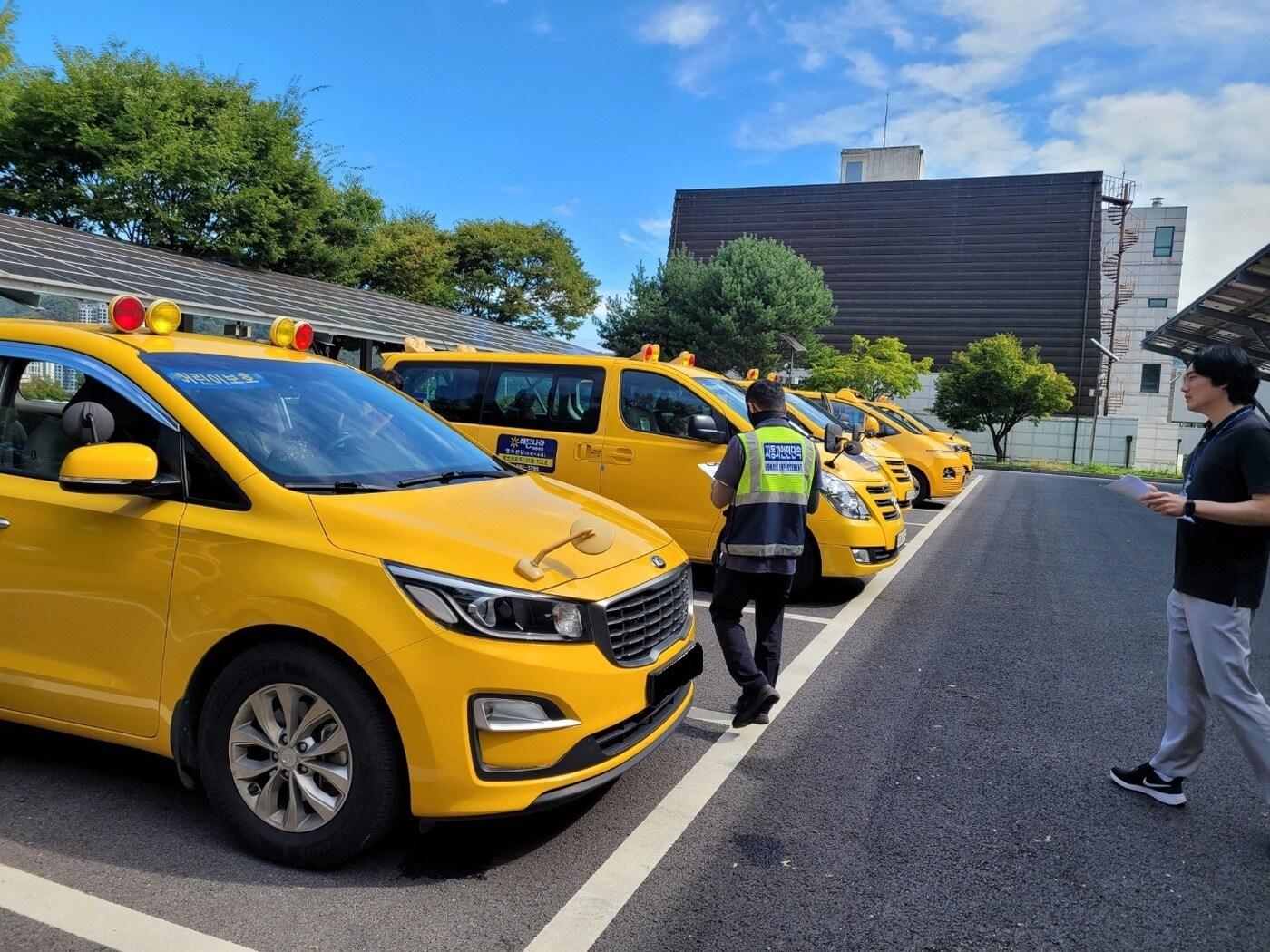 본문 이미지 - 어린이통학버스 안전점검(가평군 제공)/뉴스1