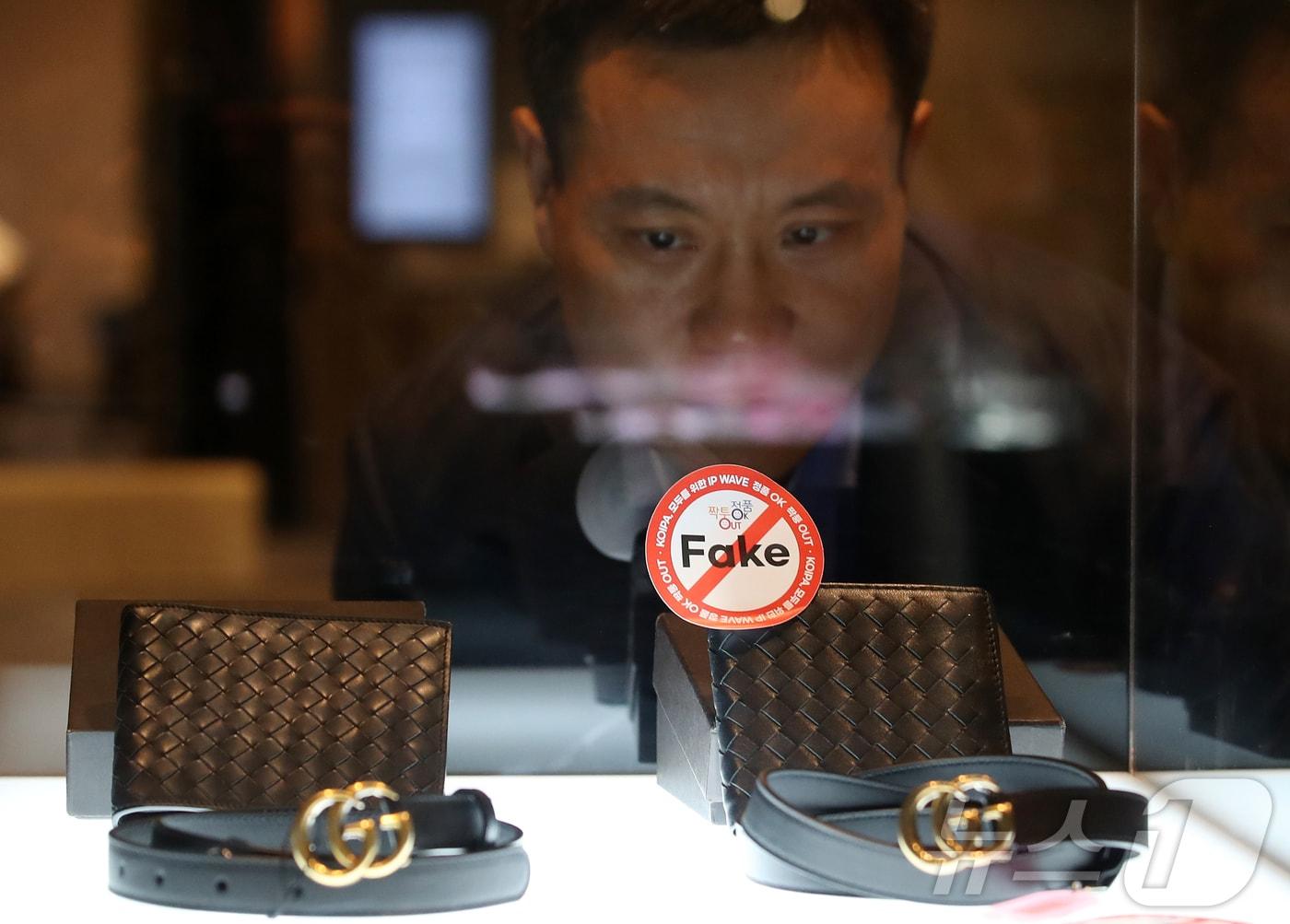 본문 이미지 - 작년 9월 서울 서초구 JW 메리어트 호텔에서 열린 민·관 협력 위조상품 대응강화 컨퍼런스 행사장에 특허청·관세청 협업으로 통관 단계에서 차단된 해외직구 짝퉁 물품과 위조상품들이 전시되어 있다. 2024.9.26 &#40;사진은 기사 내용과 무관함&#41;/뉴스1 ⓒ News1 오대일 기자