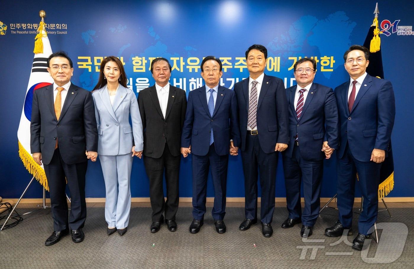 민주평통은 지난 25일 새 상임위원 5명에 대한 임명식을 수여했다고 26일 밝혔다. (민주평통 제공)