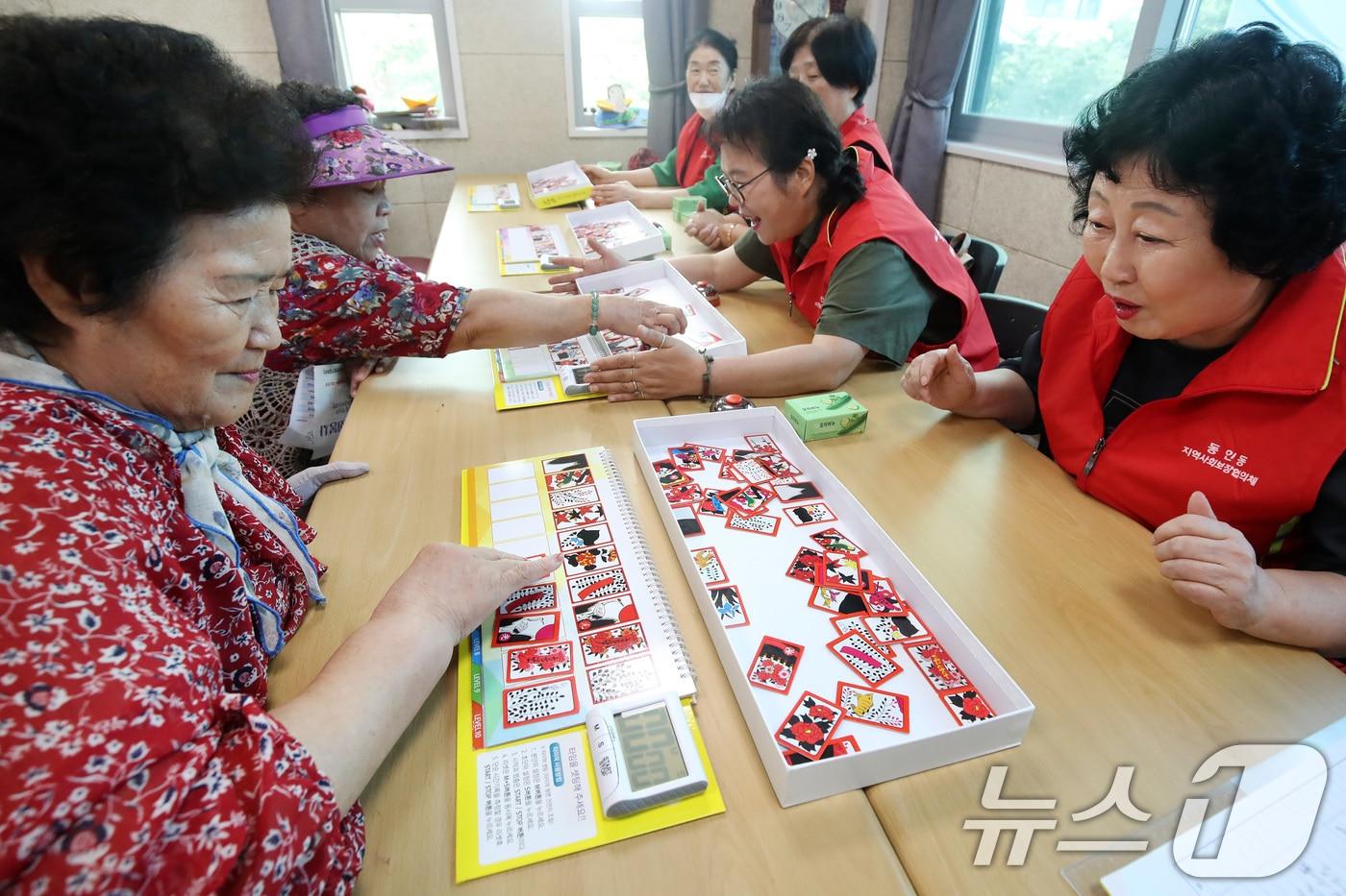 본문 이미지 -  어르신들이 치매 예방을 위한 시니어게임을 하고 있다.  ⓒ 뉴스1 공정식 기자