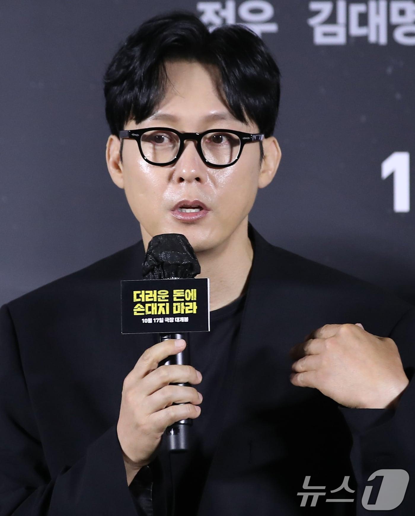 본문 이미지 - 배우 박병은이 26일 오전 서울 용산구 용산CGV아이파크몰에서 열린 영화 &#39;더러운 돈에 손대지 마라&#39; 제작보고회에서 인사말을 하고 있다. &#39;더러운 돈에 손대지 마라&#39;는 수사는 본업! 뒷돈은 부업! 두 형사가 인생 역전을 위해 완전 범죄를 꿈꾸며 &#39;더러운 돈&#39;에 손을 댄 후 계획에 없던 사고에 휘말리며 벌어지는 이야기를 그린 작품이다. 2024.9.26/뉴스1 ⓒ News1 권현진 기자