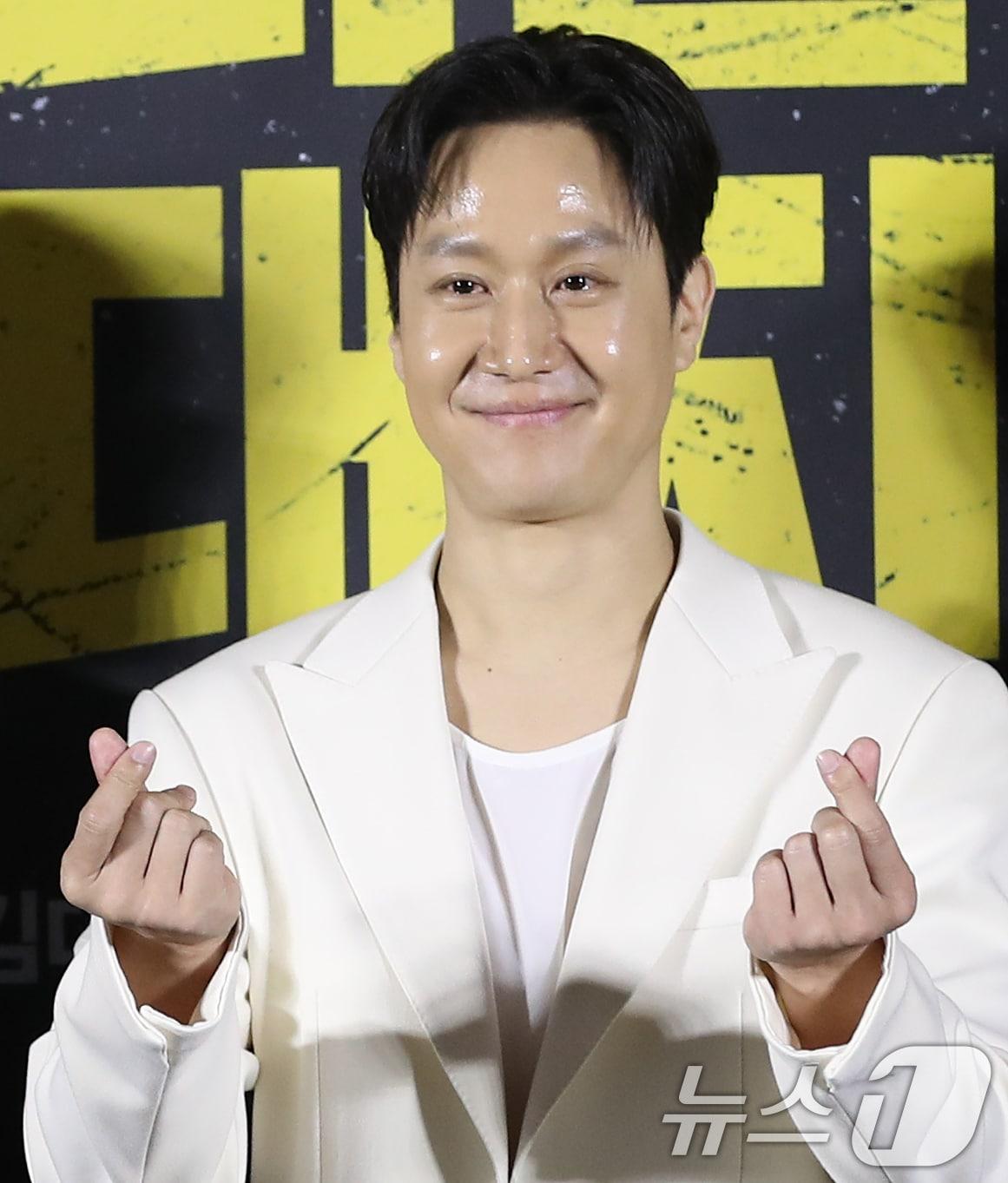 본문 이미지 - 배우 정우가 26일 오전 서울 용산구 용산CGV아이파크몰에서 열린 영화 '더러운 돈에 손대지 마라' 제작보고회에 참석해 포즈를 취하고 있다. '더러운 돈에 손대지 마라'는 수사는 본업! 뒷돈은 부업! 두 형사가 인생 역전을 위해 완전 범죄를 꿈꾸며 '더러운 돈'에 손을 댄 후 계획에 없던 사고에 휘말리며 벌어지는 이야기를 그린 작품이다. 2024.9.26/뉴스1 ⓒ News1 권현진 기자