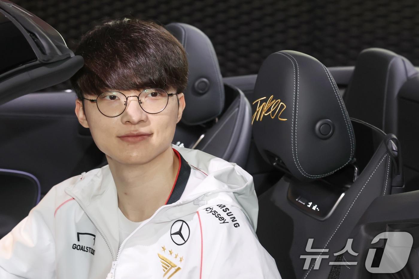 프로게이머 '페이커' 이상혁이 26일 오전 서울 강남구 메르세데스-벤츠 AMG 서울전시장에서 '메르세데스-AMG SL63 4MATIC+'에 탑승해 포즈를 취하고 있다.  ⓒ News1 민경석 기자