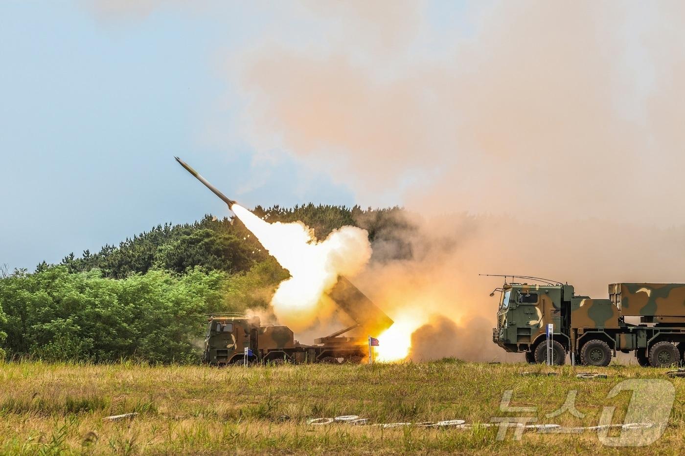본문 이미지 - 육군 지상작전사령부(지작사) 겸 지상군구성군사령부(지구사)가 24일부터 26일까지 한미 장병 4400여명, 화포 250여문, 차량 1000대 등 대화력전TF 부대가 참여한 ’지구사 대화력전 FTX‘를 실시했다.(지작사 제공) ⓒ News1 김평석 기자
