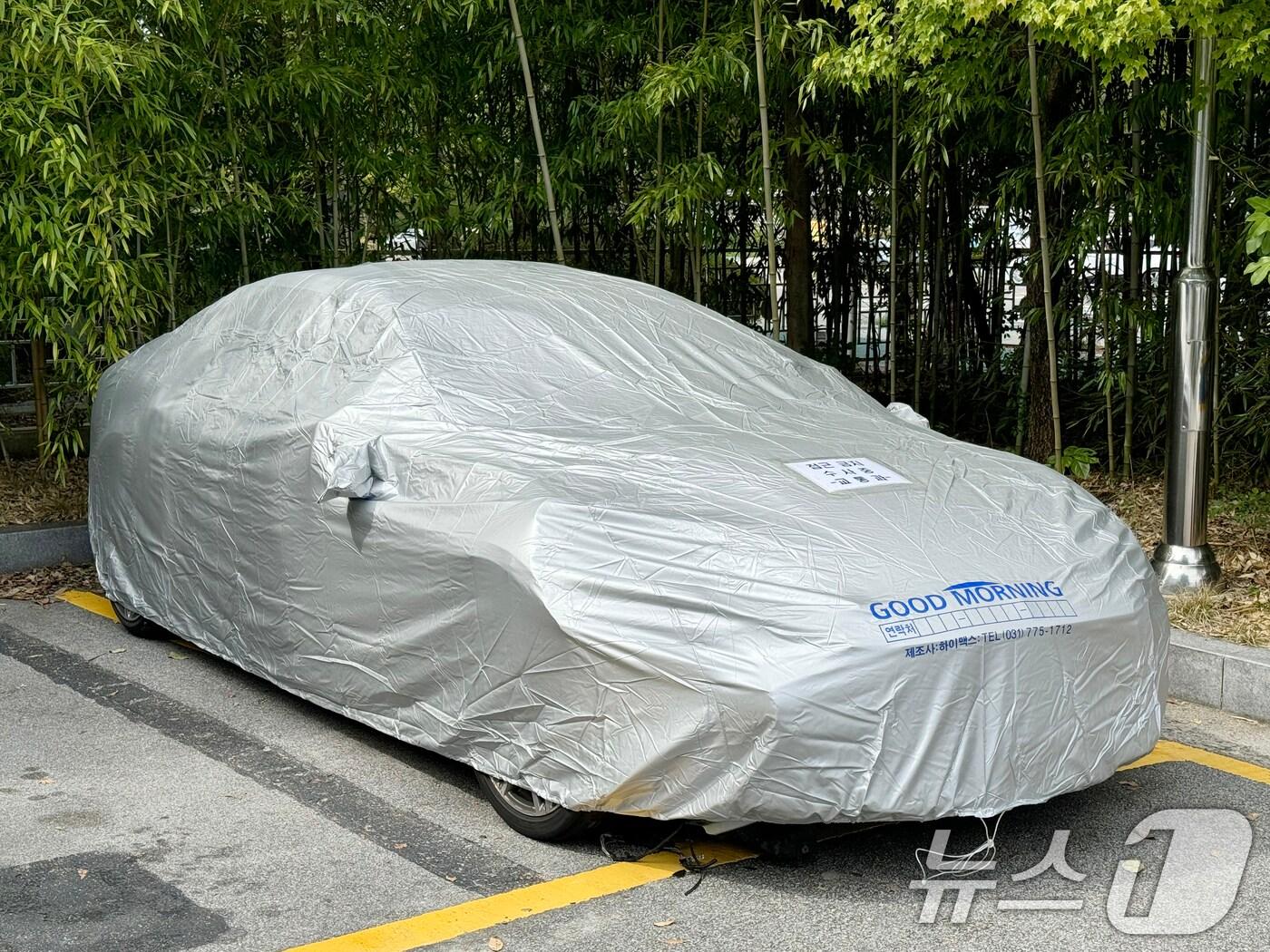 본문 이미지 - 지난 24일 오전 3시 11분쯤 광주 서구 화정동 한 도로에서 서울 소재 법인 명의의 마세라티가 앞서가던 오토바이를 들이받아 2명의 사상자가 발생했다. 사진은 사고가 난 마세라티에 '수사중' 팻말이 붙은 모습. 2024.9.26/뉴스1 ⓒ News1 이승현 기자