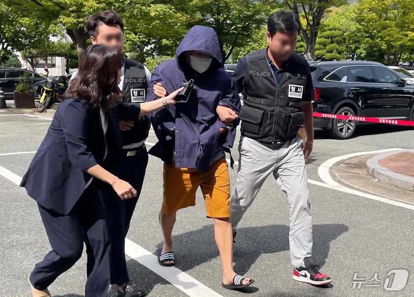 본문 이미지 - 태국 파타야에서 공범 2명과 함께 한국인 관광객을 납치 살해한 혐의를 받는 피의자 A 씨&#40;39&#41;가 지난 2024년 9월 26일 오후 경남 창원 성산구 창원지방법원에서 열린 구속 전 피의자 심문&#40;영장실질심사&#41;에 출석하고 있는 모습. 2024.9.26/뉴스1 ⓒ News1 강정태 기자