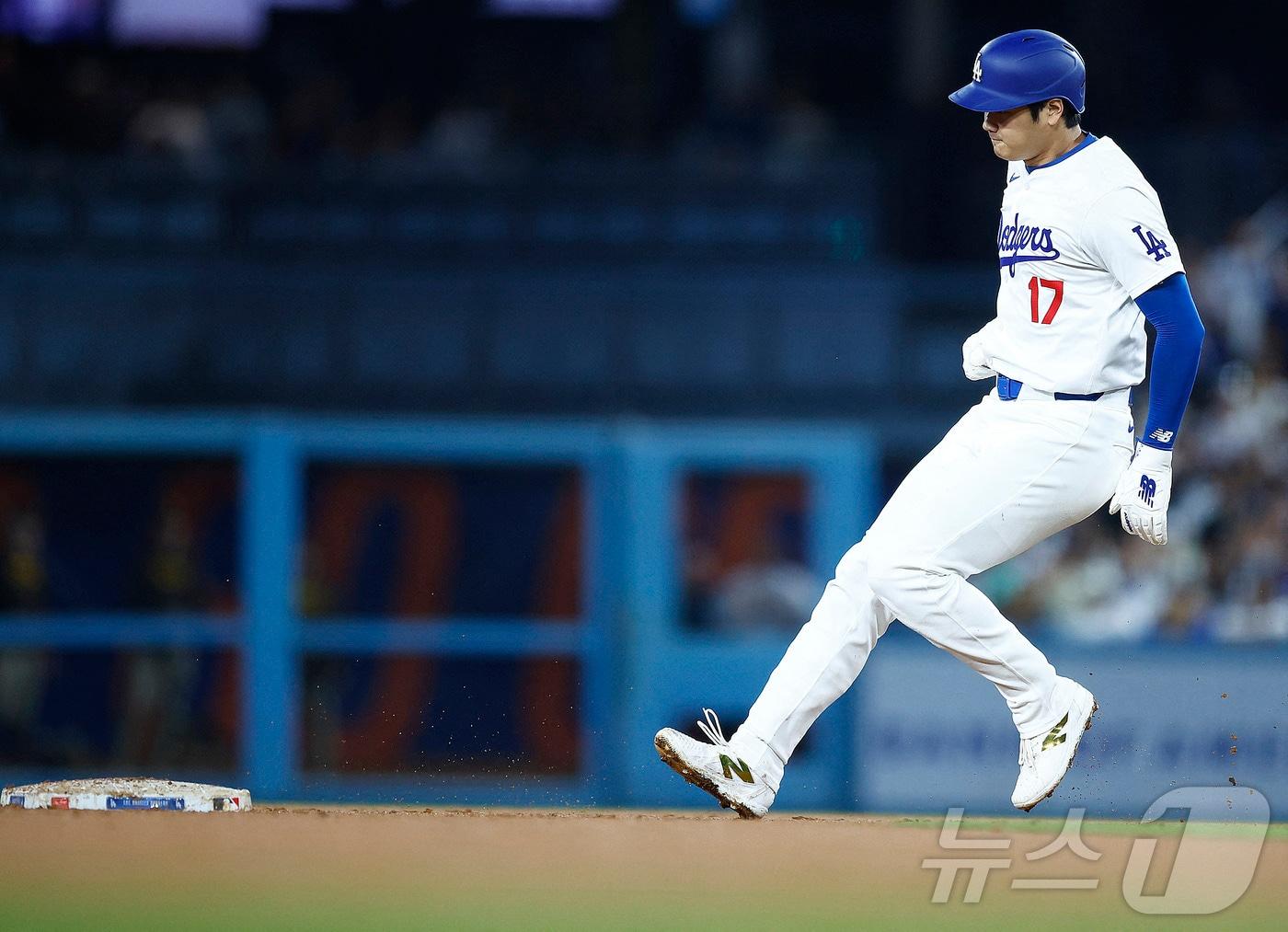 본문 이미지 - LA 다저스 오타니가 샌디에이고 파드리스전에서 도루를 추가했다. ⓒ AFP=뉴스1