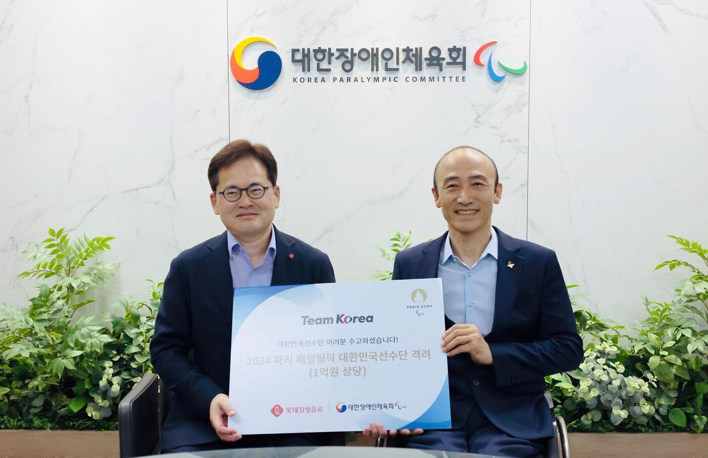 본문 이미지 - 정진완 대한장애인체육회장(오른쪽)과 박윤기 롯데칠성음료 대표이사. (대한장애인체육회 제공)