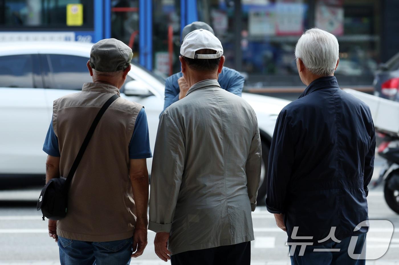 본문 이미지 - 서울의 한 공원에서 노인들이 사진촬영을 하고 있다. 2024.9.26/뉴스1 ⓒ News1 김명섭 기자