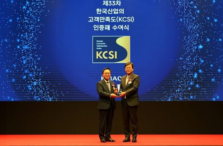 본문 이미지 - 26일 오전 서울 중구 장충동 신라호텔에서 열린 '한국산업의 고객만족도(KCSI)' 조사 우수기업 인증식에서 한광영 현대홈쇼핑 대표이사(사진 오른쪽)와 한수희 한국능률협회컨설팅 대표이사가 기념사진을 촬영하고 있다. (현대홈쇼핑 제공)