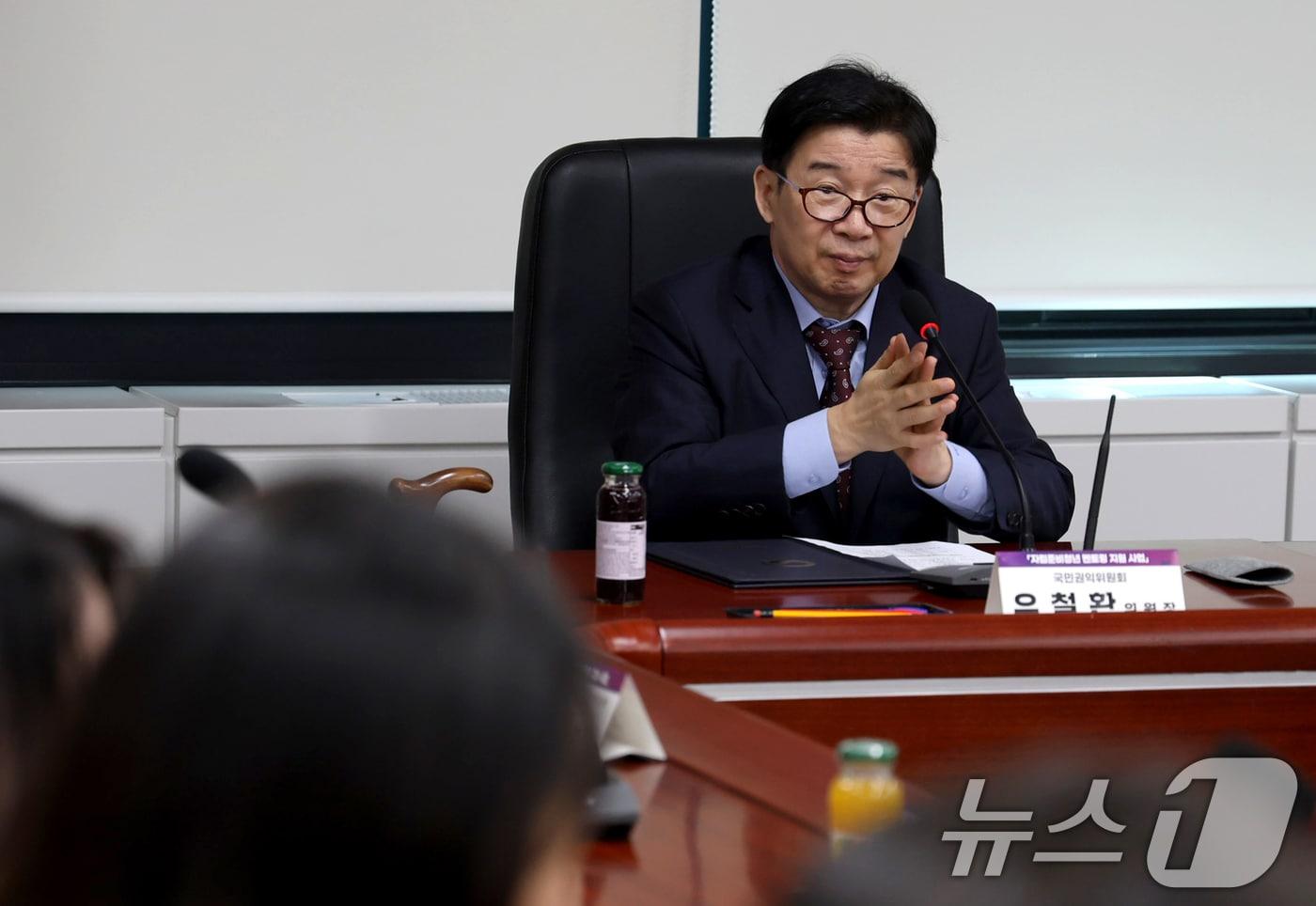 유철환 국민권익위원장이 26일 서울 종로구 정부서울청사에서 열린 '국민권익위원회-김앤장 자립준비청년 멘토 위촉식'에서 참석 청년들의 발언을 듣고 있다. (국민권익위원회 제공) 2024.9.26/뉴스1