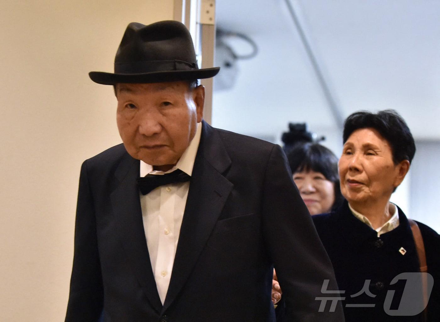 본문 이미지 - 1966년 발생한 일가족 사망 사건의 용의자로 지목된 하카마다 이와오가 2021년 누나 히데코와 함께 기자회견을 한 뒤 자리를 뜨고 있다. 2021.11.25 ⓒ AFP=뉴스1 ⓒ News1 강민경 기자