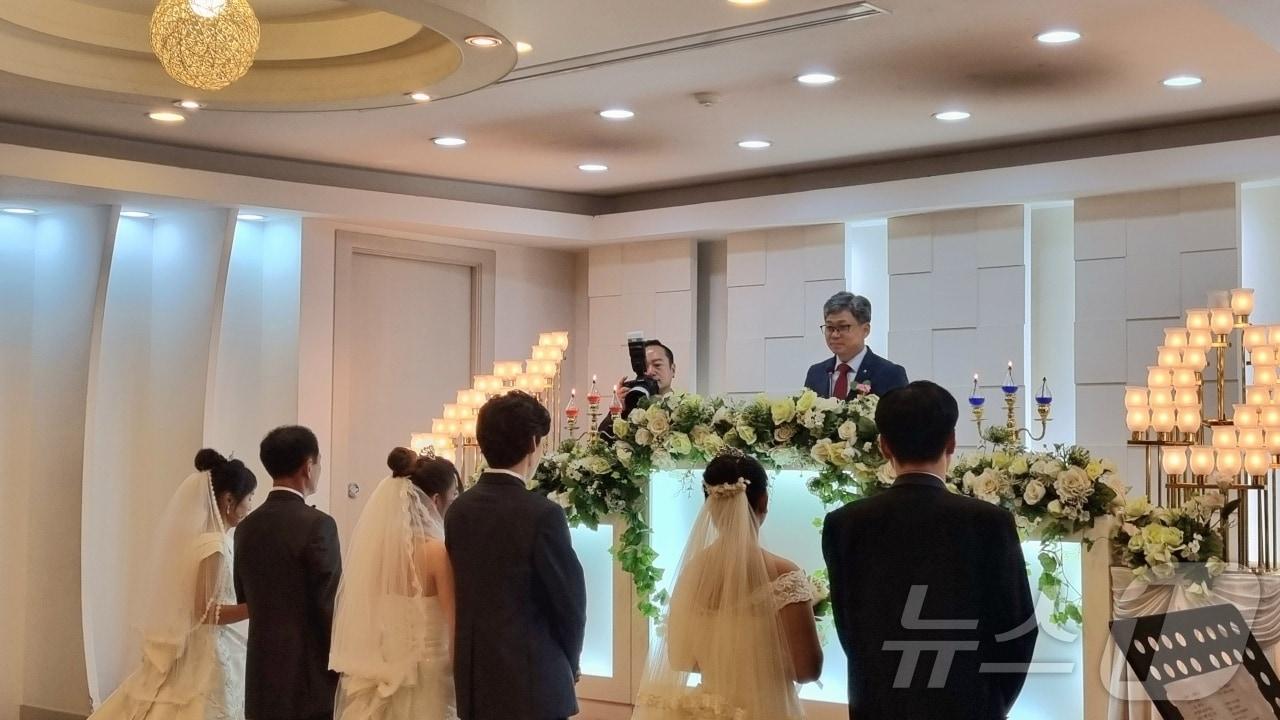 본문 이미지 - 옥천군 새터민·다문화가족 3쌍 합동결혼식(옥천군 제공) /뉴스1