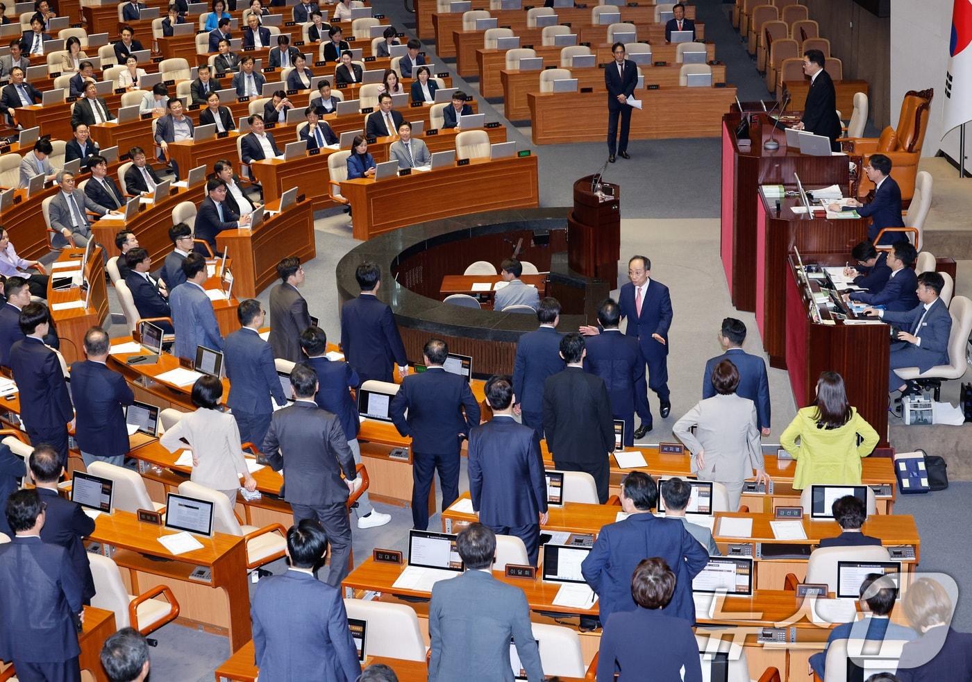 본문 이미지 - 추경호 국민의힘 원내대표가 26일 오후 서울 여의도 국회에서 열린 제418회국회(정기회) 제9차 본회의에서 우원식 의장과 대화를 마치고 자리로 향하는 가운데 국민의힘 의원들이 정회를 요구하며 자리에서 일어나 있다. 이날 여당 추천 몫인 한석훈 국가인권위원 선출안이 득표율 39.93%로 부결되자 국민의힘은 여야 합의안인데 부결됐다며 항의했다. 2024.9.26/뉴스1 ⓒ News1 안은나 기자