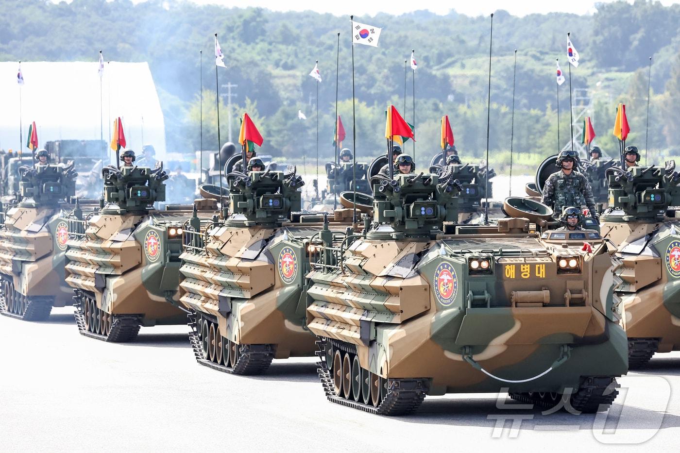 지난 9월 25일 경기도 성남시 서울공항에서 열린 '건군 76주년 국군의 날 미디어데이' 행사에서 KAAV 한국형 상륙돌격 장갑차가 포함된 기계화 제대가 분열을 실시하고 있다. 2024.10.1/뉴스1 ⓒ News1 민경석 기자