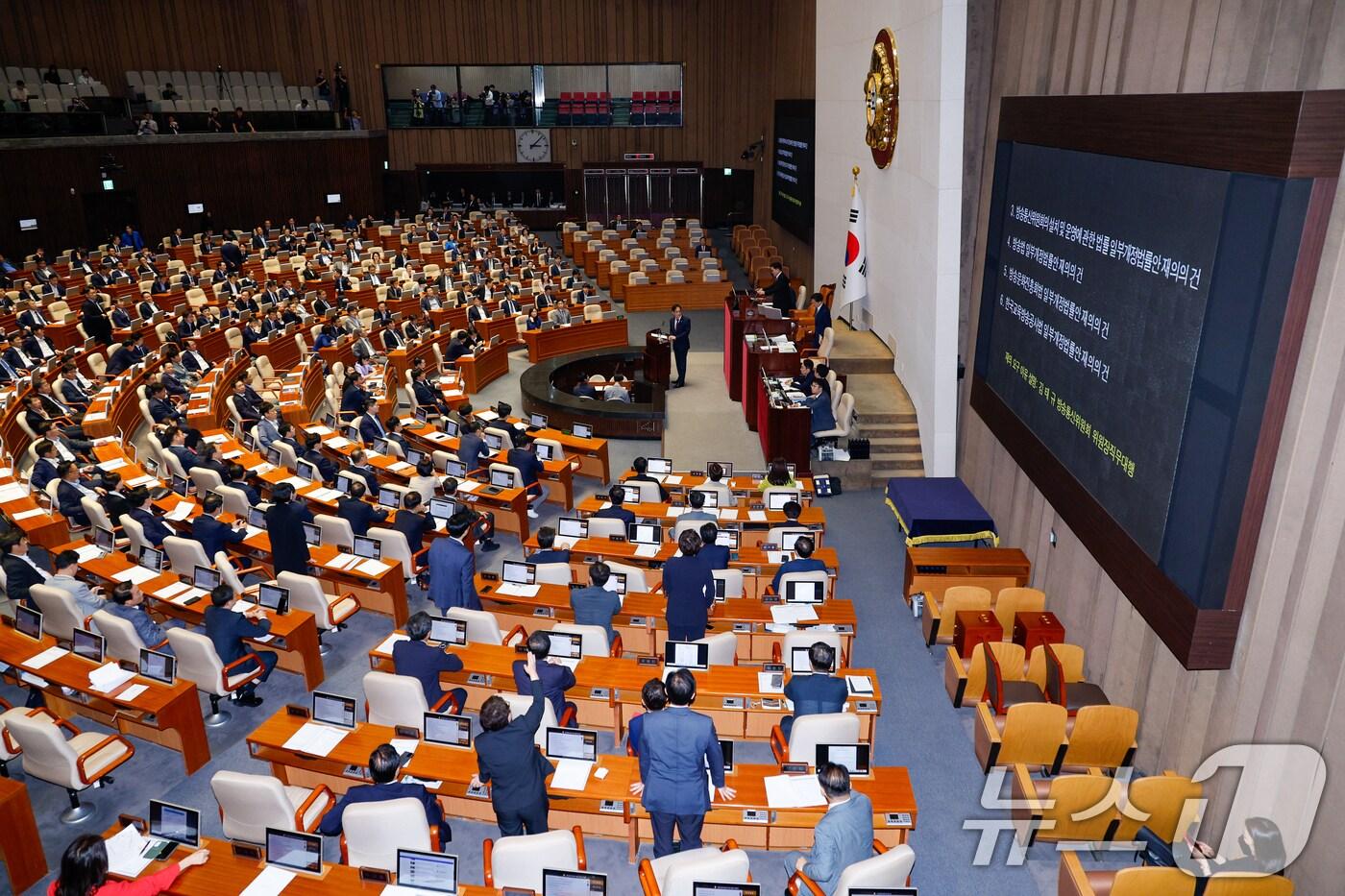 본문 이미지 - 김태규 방송통신위원회 위원장 직무대행이 26일 오후 서울 여의도 국회에서 열린 제418회국회(정기회) 제9차 본회의에서 방송4법 재의의 건에 대해 설명하는 가운데 국민의힘 의원들이 여당 추천 몫인 한석훈 국가인권위원 선출안 부결에 항의하고 있다. 2024.9.26/뉴스1 ⓒ News1 안은나 기자