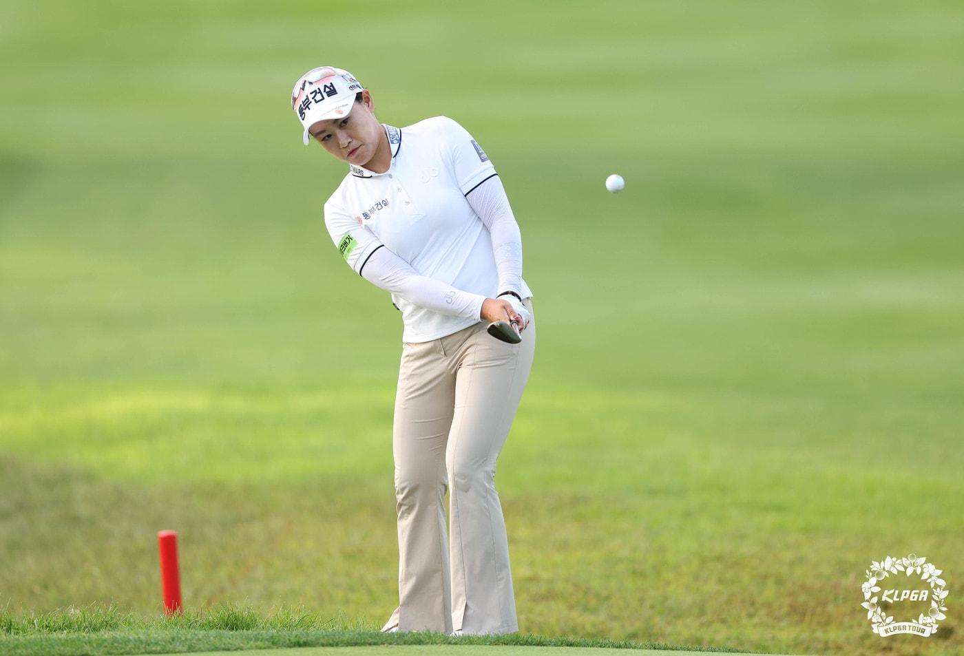 지한솔이 26일 인천 청라 베어즈베스트 청라CC에서 열린 '하나금융그룹 챔피언십' 1라운드 3번 홀에서 칩샷을 하고 있다. (KLPGT 제공) 2024.9.26/뉴스1