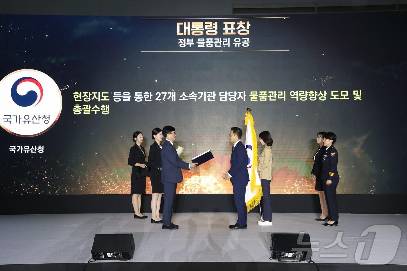 임기근 조달청장(앞줄 왼쪽)이 26일 서울 양재 aT센터에서 열린 ‘24년 정부물품관리 종합평가’ 포상 수여식에서 우수기관과 유공공무원에게 표창장을 수여하고 있다.(조달청 제공)/뉴스1