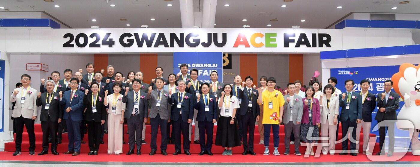 강기정 광주시장이 26일 오후 김대중컨벤션센터에서 열린 2024 광주 ACE Fair 개막식에 참석해 참석자들과 기념촬영하고 있다.(광주시 제공)2024.9.26/뉴스1 