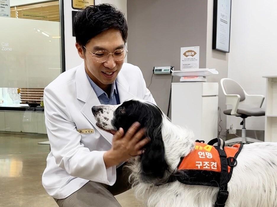 본문 이미지 - 소방청 은퇴견 &#39;다솔이&#39;를 살피고 있는 아재곤 VIP동물의료센터 성북점 원장 &#40;VIP동물의료센터 제공&#41; ⓒ 뉴스1