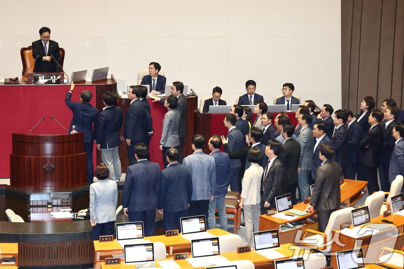 본문 이미지 - 26일 오후 서울 여의도 국회에서 열린 제418회국회(정기회) 제9차 본회의에서 야당 의원들이 '방송4법·노란봉투법·민생회복지원금법' 재표결이 부결되자 규탄대회를 위해 본회의장을 퇴장, 우원식 의장이 정회를 선언하자 여당 의원들이 항의하고 있다. 2024.9.26/뉴스1 ⓒ News1 김민지 기자