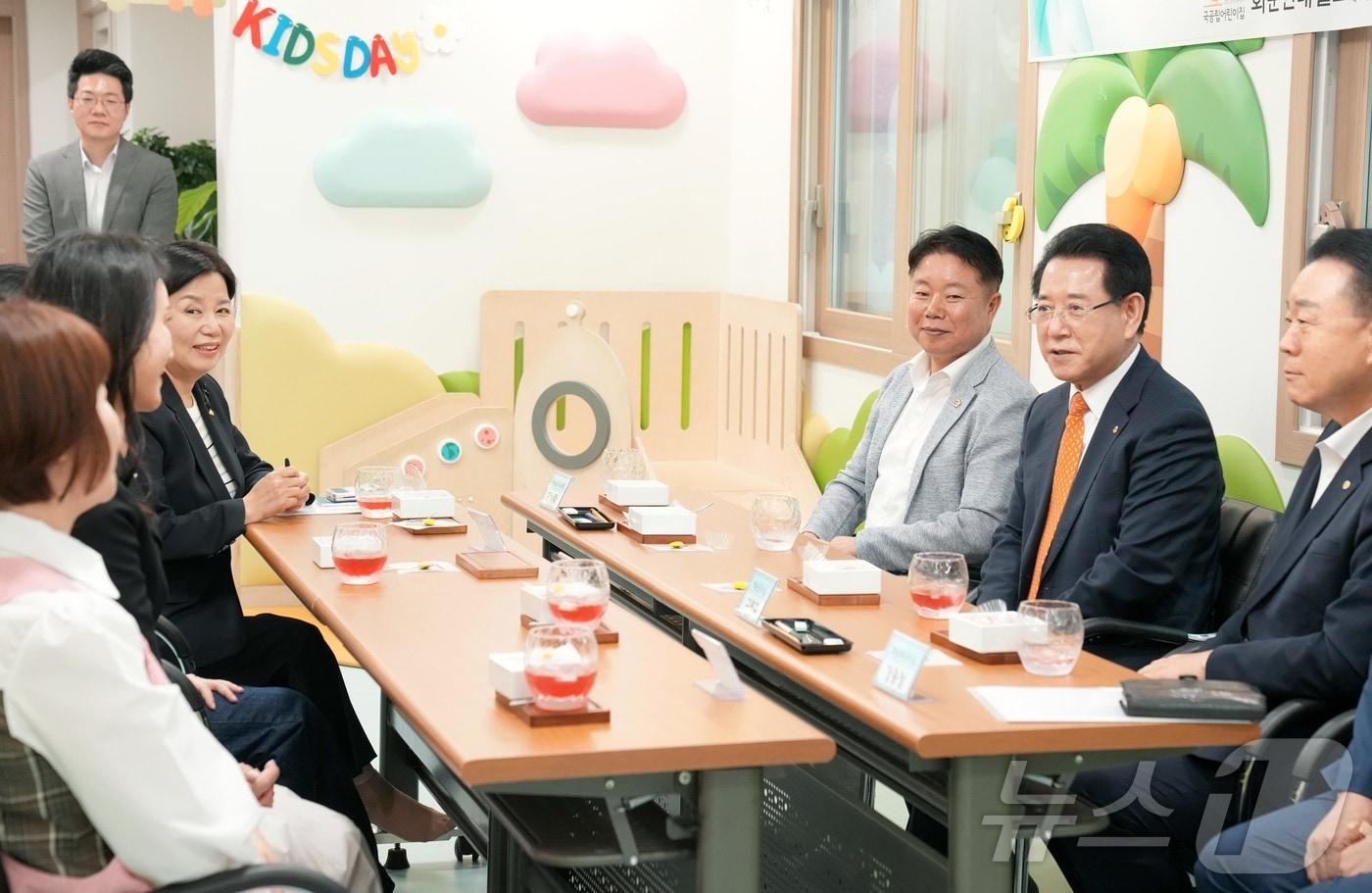 김영록 전라남도지사가 26일 화순형 24시 어린이집을 운영 중인 화순군 현대힐스테이트 어린이집을 방문해 보육교사 및 학부모 애로사항을 청취하고 긴급돌봄에 힘쓴 교직원 등 관계자를 격려하고 있다.(전남도 제공) 2024.9.26/뉴스1 