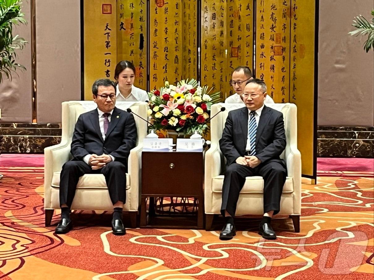 본문 이미지 - 자매결연 20주년을 기념해 중국 징저우시를 방문한 김홍규 강릉시장(사진 왼쪽)이 26일 징저우 윈덤호텔에서 오금 징저우시 당 서기를 만나 환담을 나누고 있다.(강릉시 제공)