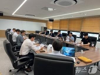 본문 이미지 - 우주항공 규제자유특구 계획 수립을 위한 TF 운영 모습. 대전시, 한국항공우주연구원, 기초과학연구원, KAIST, 과학기술정책연구원, 한국데이터산업진흥원, 대전TP, 앵커기업 이 계획을 논의하고 있다.(대전시 제공)/뉴스1 ⓒ News1 김경훈 기자