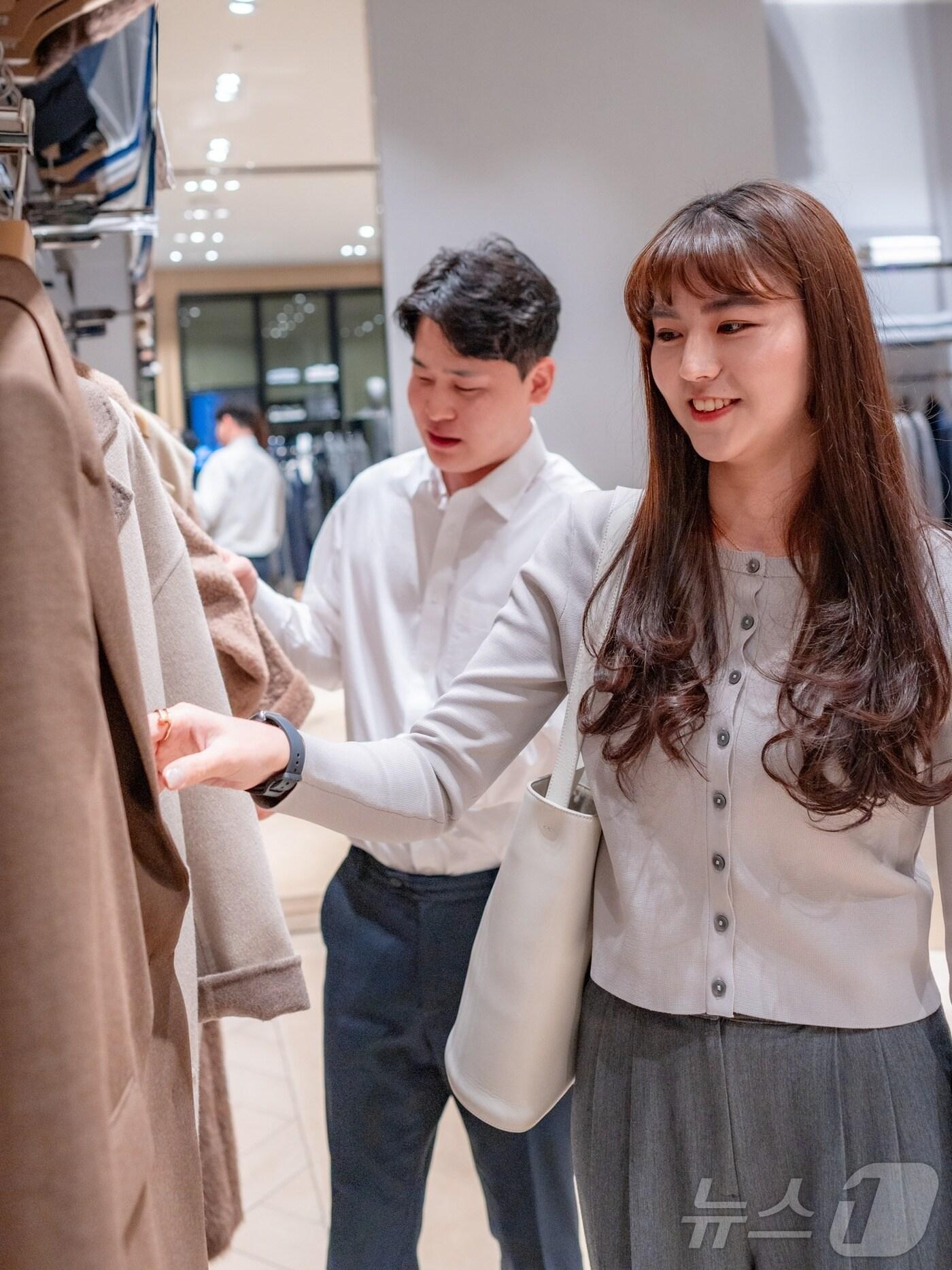 본문 이미지 - 롯데백화점 창원점을 찾은 고객이 가을 의류를 둘러보고 있다.(롯데백화점 창원점 제공)