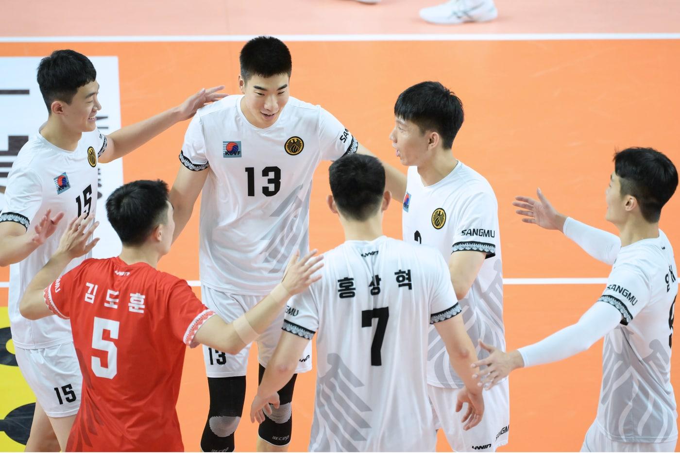 본문 이미지 - 남자 배구 상무가 사상 처음으로 KOVO컵 4강에 올랐다. (한국배구연맹 제공) 