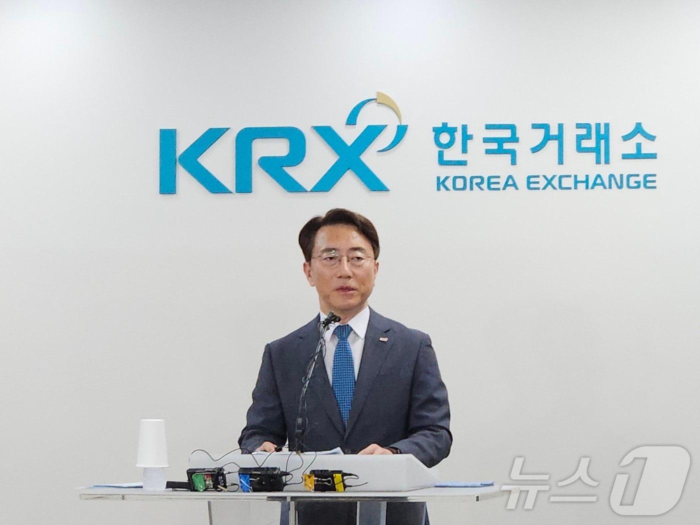 본문 이미지 - 이부연 한국거래소 경영지원본부장부(상무)가 24일 서울 여의도 한국거래소에서 밸류업지수 발표 기자간담회를 하고 있다. @News1 문혜원 기자
