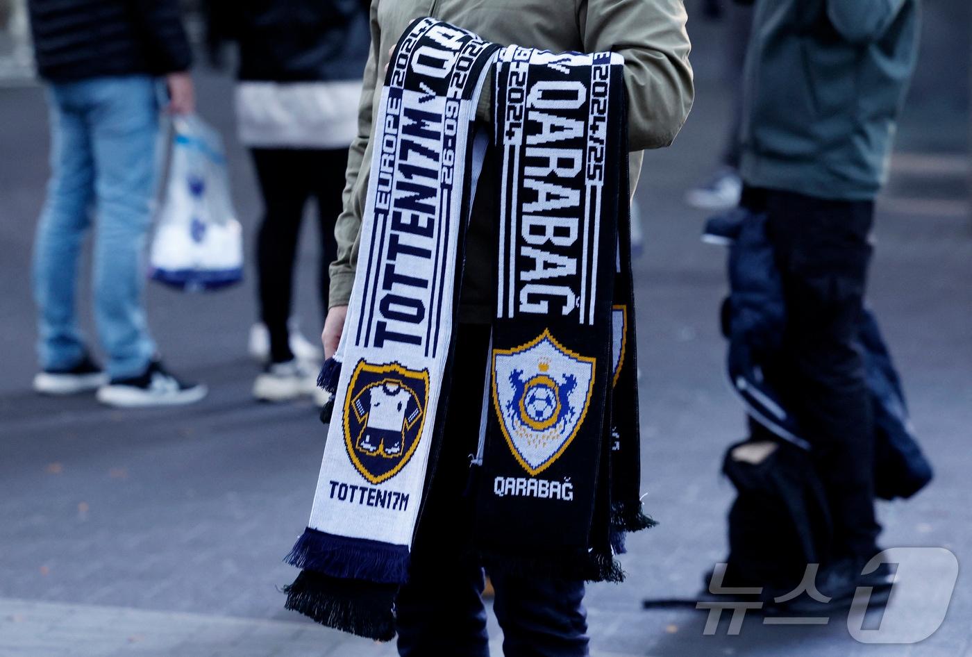 본문 이미지 - 교통체증으로 경기 시작이 지연된 토트넘과 카라바크.  ⓒ 로이터=뉴스1