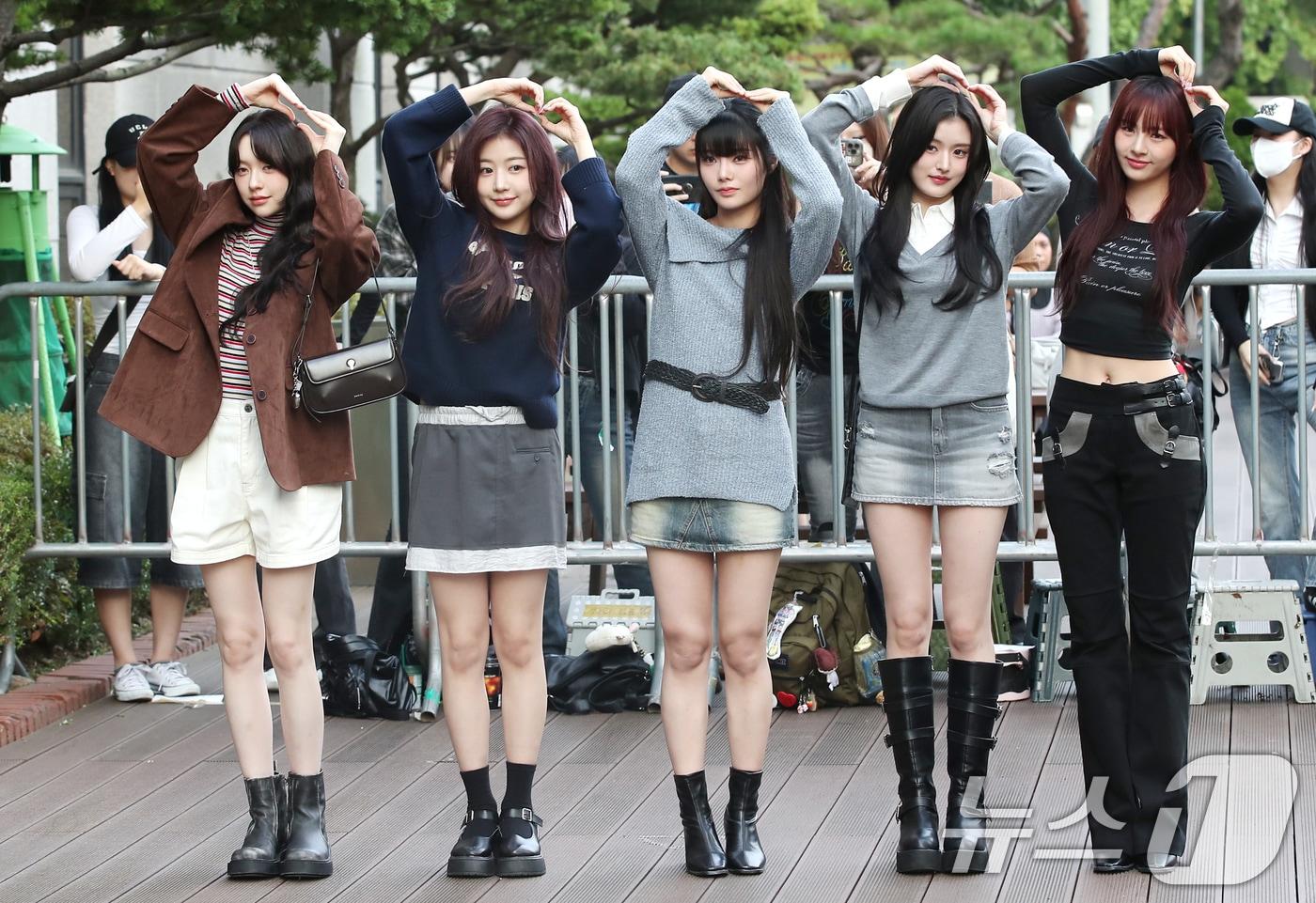 본문 이미지 - 피프티피프티 문샤넬(왼쪽부터)과 예원, 키나, 아테나, 하나가 음악방송 '뮤직뱅크'(뮤뱅) 녹화를 위해 27일 오전 서울 영등포구 KBS 신관 공개홀에 도착해 인사를 하고 있다. 2024.9.27/뉴스1 ⓒ News1 권현진 기자